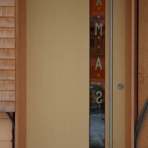 Haustüre in Holz mit Glasausschnitt